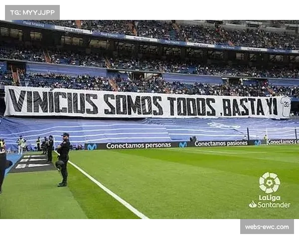 伯纳乌展示巨型反种族主义Tifo,回应首回合歧视风波 伯纳乌展示巨型反种族主义Tifo,回应首回合歧视风波